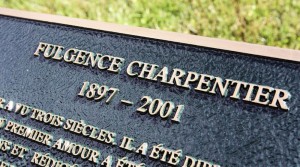 La plaque en l'honneur de Fulgence Charpentier installée au Cimetière Beechwood, à Ottawa. Source : Étienne Ranger, journal LeDroit.