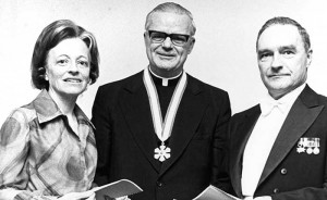 En 1972, le père Roger Guindon est nommé Compagnon de l’Ordre du Canada. Source : Archives de l’Université d’Ottawa