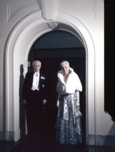 Gouverneur général Georges Vanier et Pauline Vanier, Rideau Hall, Ottawa (1955-1963) Photographe: Gilliat Eaton, Rosemary Source: Bibliothèque et Archives du Canada