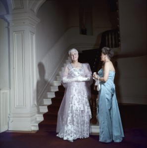 Pauline Vanier et sa dame d'honneur, Rideau Hall, Ottawa (1955-1965) Photographe: Gilliat Eaton, Rosemary Source: Bibliothèque et Archives Canada