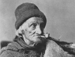 Vieux trappeur fumant sa pipe en argile, la préférée des voyageurs, vers 1866. Source : Archives du Pacifique Canadien.