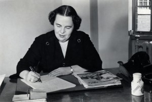 Marcelle Barthe, au travail à Radio-Canada, Montréal, 25 septembre 1947. Université d'Ottawa, CRCCF, Fonds Marcelle-Barthe (P319), Ph229-4.