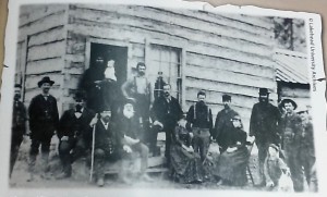 Mineurs à Silver Moutain (1885). À l'extrême gauche, Olivier Daunais, dans l'encadrement de la porte, le chef Tchiatan (Joseph l'Avocat) et assises, sa fille et sa femme (fille de Joseph l'Avocat). Source : Lakehead University Archives 