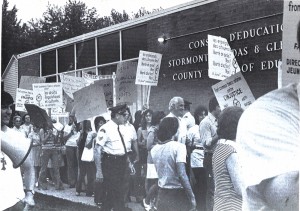 Manifestation devant les bureaux du Conseil scolaire de Stormont-Dundas-Glengarry Source: Association des enseignantes et enseignants franco-ontariens