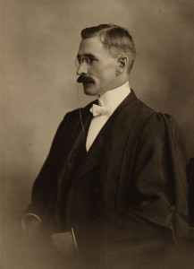 Juge Albert Constantineau, ca 1909. Université d'Ottawa, CRCCF, Fonds Association canadienne-française de l'Ontario (C2), Ph2-73. /Photographe Pittaaway.