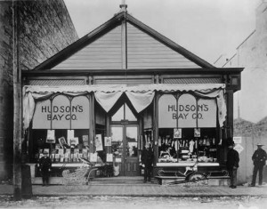 Le premier magasin de vente en détail de la Compagnie de la Baie d'Hudson à Calgary (Photo: 1884; HBCA 1987/363-C-211/2).