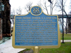 Plaque commémorative du Père Potier, sur la rive sud du Détroit (aujourd'hui Windsor, Ontario). Source : Encyclopédie du patrimoine culturel de l'Amérique française