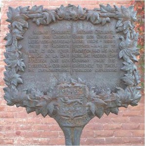 Plaque commémorative à Médard Chouart, sieur Des Groseillers à Trois-Rivières. Source : Wikipédia Commons. 