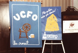 La bannière et une affiche du 50e anniversaire de fondation de l'Union culturelle des Franco-ontariennes (UCFO), Ottawa, 1986. Source : Université d'Ottawa, CRCCF, Fonds Union culturelle des Franco-ontariennes (C67), Ph177-101.