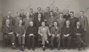 Les membres du personnel du ministère de l'Éducation de l'Ontario et de l'École normale de l'Université d'Ottawa, Ottawa, entre 1941 et 1943. Joseph Beaulieu se trouve à la deuxième rangée avec Adélard Gascon, Joseph Beaulieu, Joseph Béchard, Lucien Laplante, H. Cyr, B. Michaud et Arthur Godbout. Source : Université d'Ottawa, CRCCF, Fonds Joseph-Beaulieu (P40), Ph40-8.