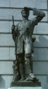 Pierre Gaultier de Varennes et de La Vérendrye, devant l'hôtel du Parlement, Québec. Sculpteur: Jean Bailleul / photo: Jean Gagnon. Source : Wikipedia. 