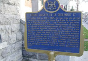 La plaque commémorant la résistance au Règlement 17 à l'école Guigues.  Source : Fiducie du patrimoine ontarien. 