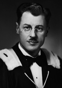 Robert Gauthier, directeur de l'enseignement français en Ontario de 1937 à 1965, reçoit un doctorat honorifique de l'Université Laval, 1942. Photo Horsdal, Ottawa. Source : Université d'Ottawa, CRCCF, Fonds Robert Gauthier (P255), Ph183-5.
