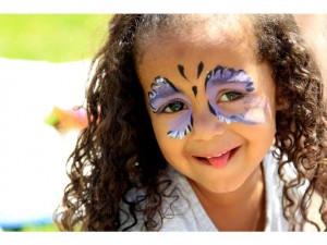 Le maquillage fût une des activités populaires au Festival de la St-Jean, qui a eu lieu ce 20 juin au Centre Richelieu à Vanier. Sur la photo,  Olivia Duval, âgée de 3 ans, nous montre son papillon. Photo : Bruce Deachman / Ottawa Citizen.