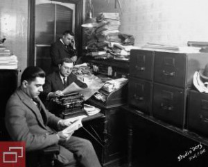 Bureau du rédacteur en chef du journal Le Droit (1923). On y voit Fulgence Charpentier, Charles Gautier et Gilbert-Ovila Julien. Source : Université d'Ottawa, CRCCF / Fonds Le Droit (C71) Ph92-29.
