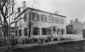 1885 : Maison de Laurent Quetton de St. George, à l'angle des rues King et Frederick. Source : site Web de la bibliothèque publique de Toronto. 