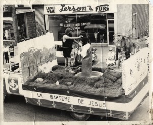 Un char allégorique du défilé de la Saint-Jean-Baptiste de Cornwall (Ontario), ca 1964. Photo : Marysse Photo.  Source : Université d’Ottawa, CRCCF, Fonds Fédération des sociétés Saint-Jean-Baptiste de l’Ontario (C19). Ph19-7 