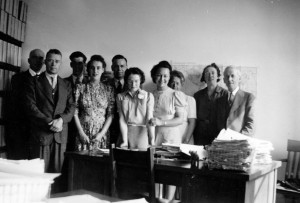  Georgette Lamoureux tout sourire, au centre, tenant le bras d'une collègue avec le personnel de l'Ambassade du Canada, [probablement à Santiago au Chili, 1943]. Université d'Ottawa, CRCCF, Fonds Georgette-Lamoureux (P50), Ph238-1138.