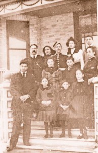 Photo de la famille de Cantin (en anglais : "The Cantin Family"). Source : site Web du Musée et des Archives de St-Joseph. 