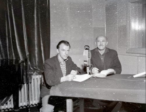 Photo : Raymond Bourque et Lucien Brault au micro de la station radiophonique CKCH, 13 septembre 1957. Source : Centre d’archives de l’Outaouais, Fonds Champlain-Marcil (P174, S1, D12346).