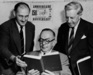 Le maire Alphonse Moussette, entouré de Léon Trépanier et de Lucien Brault, auteur d'un livre sur l'histoire de Hull, 1950. Source ; Centre d’archives de l’Outaouais, Fonds Alphonse-Moussette (P45, S1, D6). 