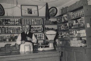 Phydime Lamoureux (père de Georgette Lamoureux) dans son épicerie de la rue Garland, Ottawa, entre 1930 et 1939. Source : Université d’Ottawa, CRCCF, Fonds Georgette-Lamoureux (P50), Ph238-1495.
