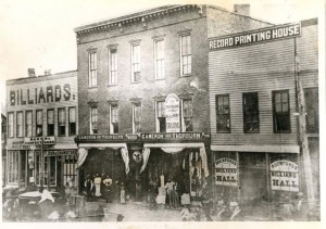 Le côté sud de la rue Sandwich, entre l'avenue Ouellette et la rue Goyeau, 1870. Source : The Windsor Star