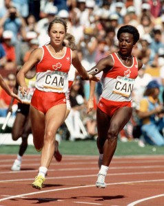 France Gareau (gauche) et Angella Taylor du Canada participe à une course à relais lors des compétitions d'athlétisme aux Jeux olympiques de Los Angeles de 1984. (Photo PC/AOC) Source : les archives de Collections Canada.