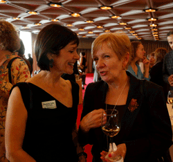 Claudette Jaiko (à gauche), responsable des arts franco-ontariens, s’entretient avec Marie-Élisabeth Brunet, membre du conseil d’administration, lors de la réception du CAO à Ottawa. Source de la photo et de la description : Patrick Doyle / CAO.