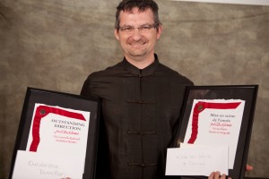 À la remise de prix Rideau Awards de 2012, Joël Beddows a remporté deux prix, un en anglais et l'autre en français, pour meilleur directeur. Photo tirée de la gallerie Flickr du théâtre Evolution. Source : Andrew Alexander. 