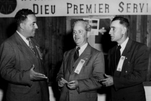  Au cercle Lacordaire du Canada, entre 1945 et 1950. Roger Ellison, président, Louis Charbonneau, et un homme non-identifié. Université d'Ottawa, CRCCF, Fonds Louis-Charbonneau (P60), Ph60-88. 