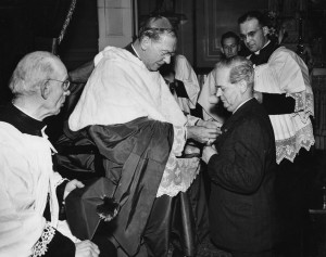 Louis Charbonneau reçoit la médaille Pro Ecclesia et Pontifice de Mgr Alexandre Vachon, Ottawa, 1950. Photo : Newton, Ottawa. Université d'Ottawa, CRCCF, Fonds Louis-Charbonneau (P60), Ph60-46. 