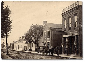 Photo : Rue Main, Amherstburg, 1865. Source : Fonds Alvin D. McCurdy. Code de référence : F 2076-16-6-2-44 / Archives publiques de l'Ontario, I0024850
