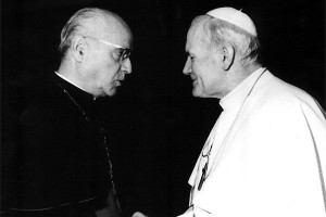 Mgr Joseph Aurèle Plourde en compagnie du pape Jean Paul II. Source : Archives Le Droit.