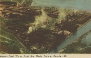 Photo de 1930 de l'Agolma Steel Company Works Inc (1900) de Sault Ste Marie. La minoterie de fer et d'acier située près de la rivière St Marys a été fondée en 1902 par Francis Clergue. Elle a été renommée Essar Steel. Source : gallerie Flickr de The UpNorth Memories Guy. 