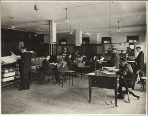 Photo : Le personnel au travail au bureau-chef de l'Union Saint-Joseph du Canada, une société mutuelle d'assurance-vie, Ottawa (Ontario), 1919. Source : Université d'Ottawa, Fonds Union du Canada (C20), Ph20-83.