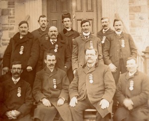 Photo : Les membres du Conseil local n° 10 (Embrun) de l'Union Saint-Joseph du Canada, aujourd'hui Union du Canada, Embrun, 1906. Source : Université d'Ottawa, CRCCF, Fonds Union du Canada (C20), Ph20-45.