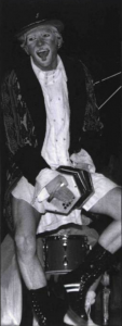 Photo : Pier Rodier dans 72 miroirs cassés, 1995. Source : Claude Hurtubise. Tirée de l'article de Marie-Élisabeth Brunet intitulé : Pier Rodier : une voix en contrepoint. Revue : Liaison, Numéro 93, septembre 1997, p. 12-14.