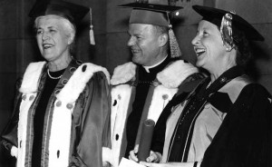 Le père Roger Guindon en compagnie de la chancelière Pauline Vanier (à gauche) et de Barbara Ward, lors de la cérémonie de collation des grades de 1967. Source : Studio C. Marcil